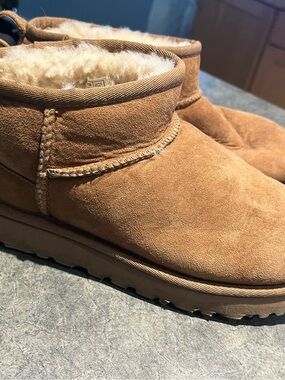 Women Short UGG in Chestnut size 7